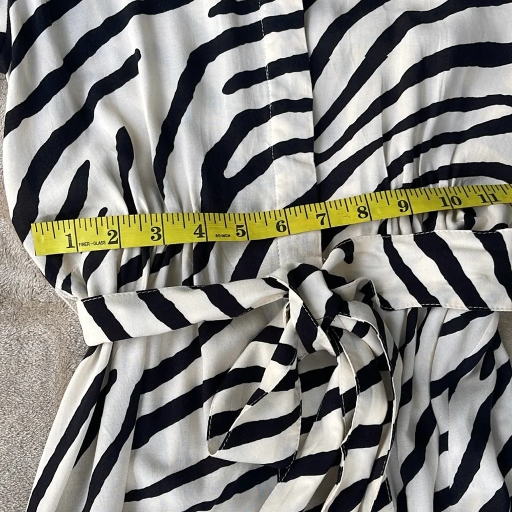 H&M Black and White Striped Maxi Dress size XS

He has a static at the waist. - Picture 5 of 10